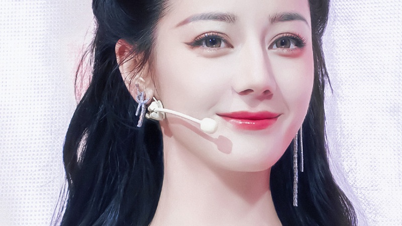 迪丽热巴深V亮相Dior晚宴惊艳全场，绝美气质成焦点